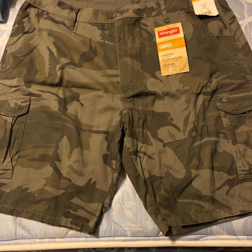 Wrangler size 38, BNWT, camouflage cargo shorts.